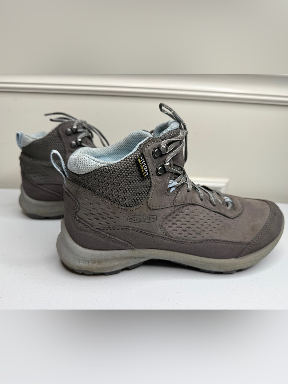 Keen Women's Gray Lace-Up Hiking Boots, size 8